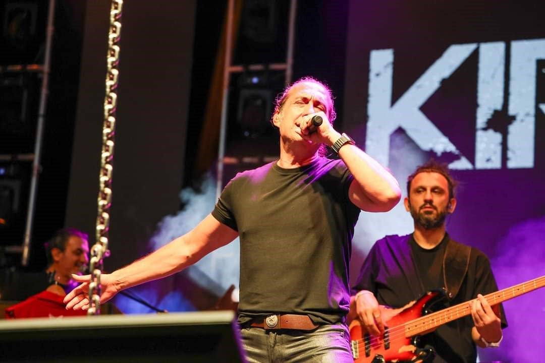 Ünlü şarkıcı Kıraç, konserine giderken kayboldu
