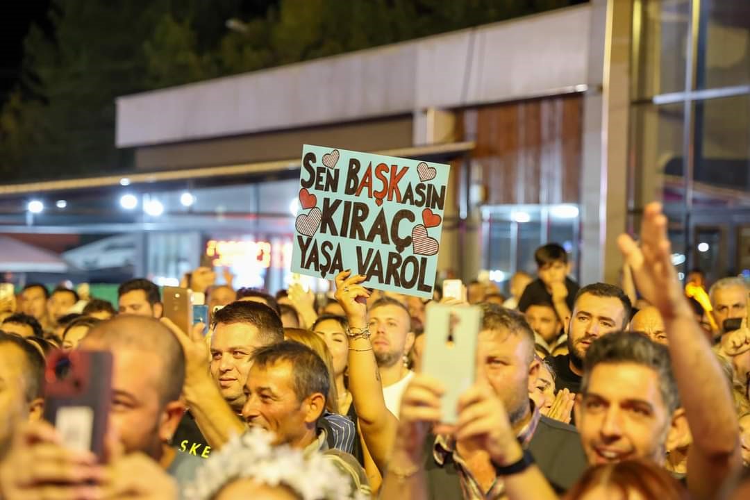 Ünlü şarkıcı Kıraç, konserine giderken kayboldu
