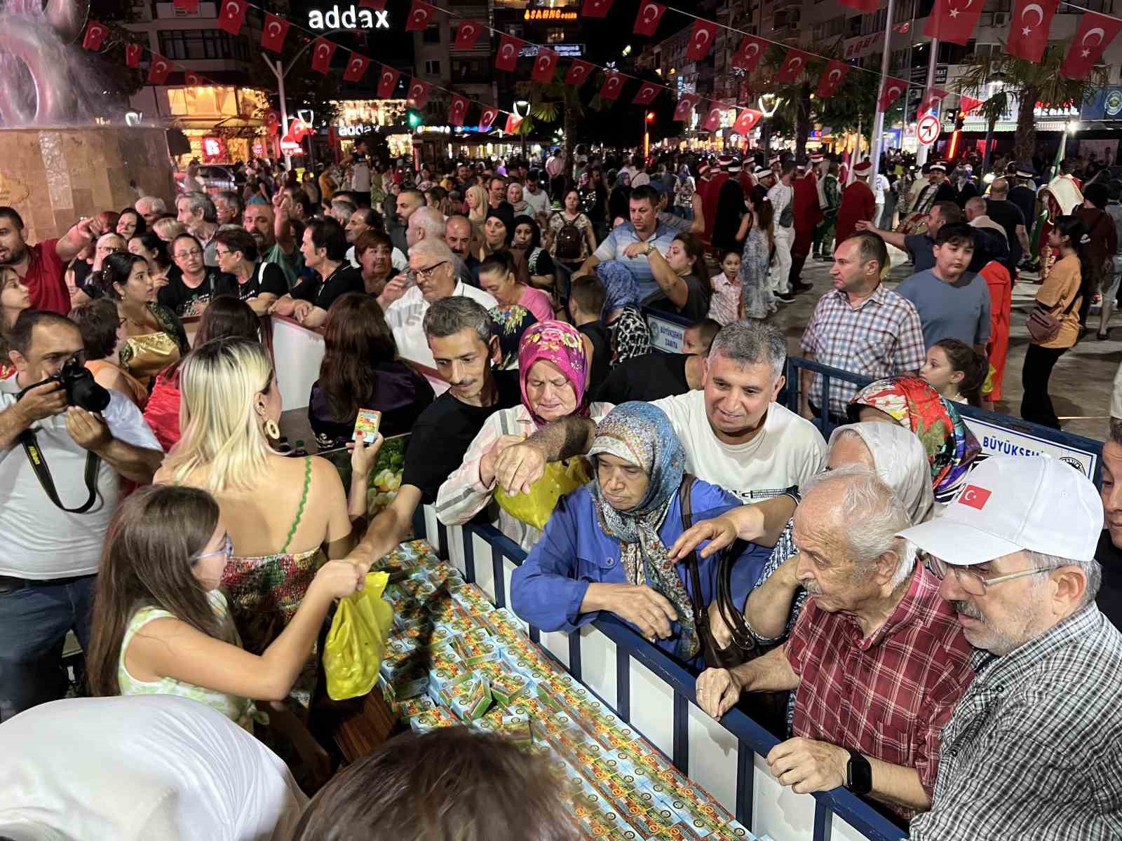 Manisa’da 3 ton üzüm ve litrelerce üzüm şırası dağıtıldı
