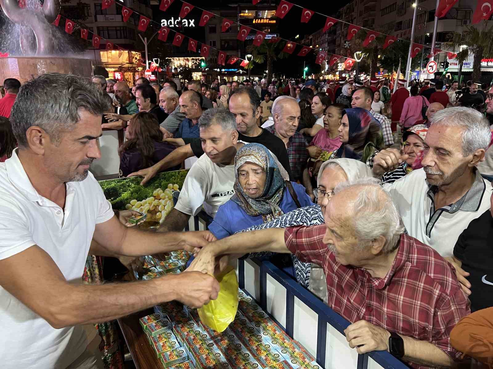 Manisa’da 3 ton üzüm ve litrelerce üzüm şırası dağıtıldı
