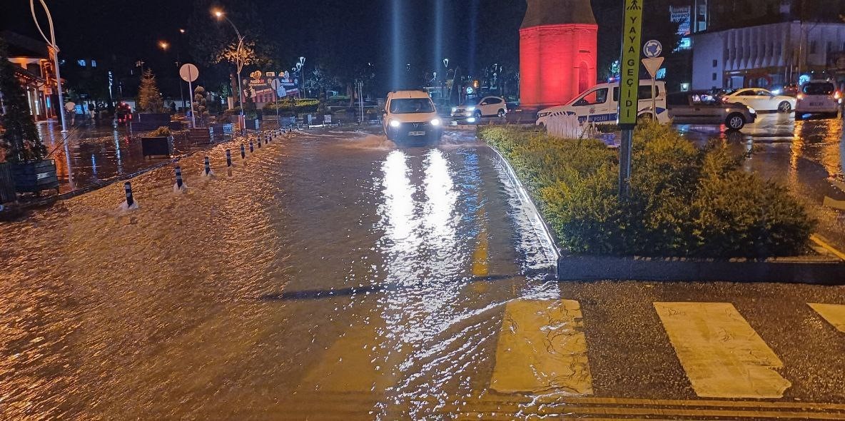 Çorum’da sağanak yağış hayatı felç etti
