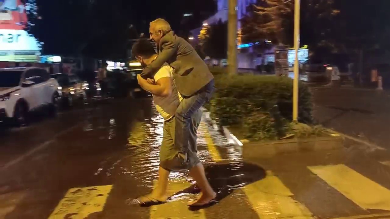 Çorum’da sağanak yağış hayatı felç etti
