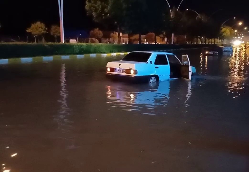 Çorum’da sağanak yağış hayatı felç etti
