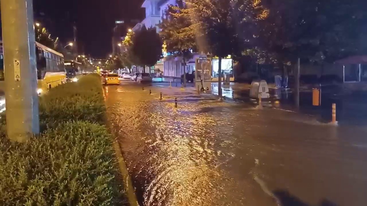 Çorum’da sağanak yağış hayatı felç etti
