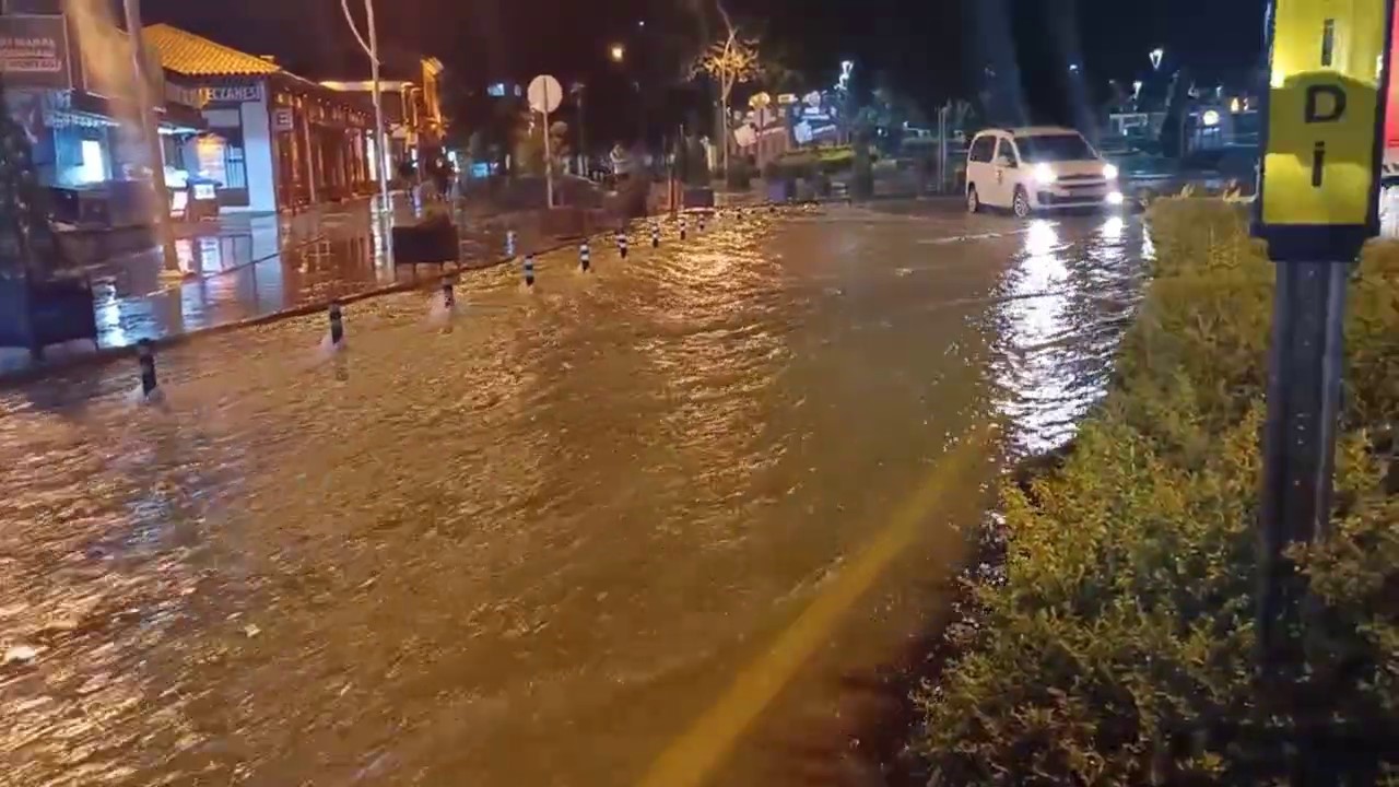 Çorum’da sağanak yağış hayatı felç etti
