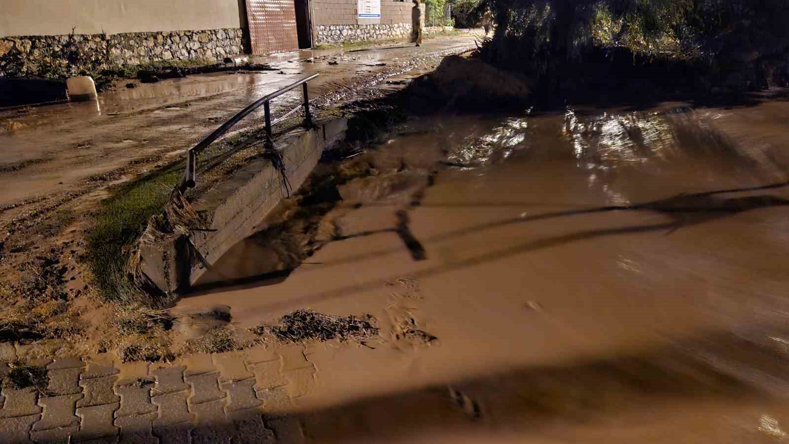 Çorum’u sel vurdu: Sağlık ocağının duvarı yıkıldı, araçlar mahsur kaldı, yollar göle döndü
