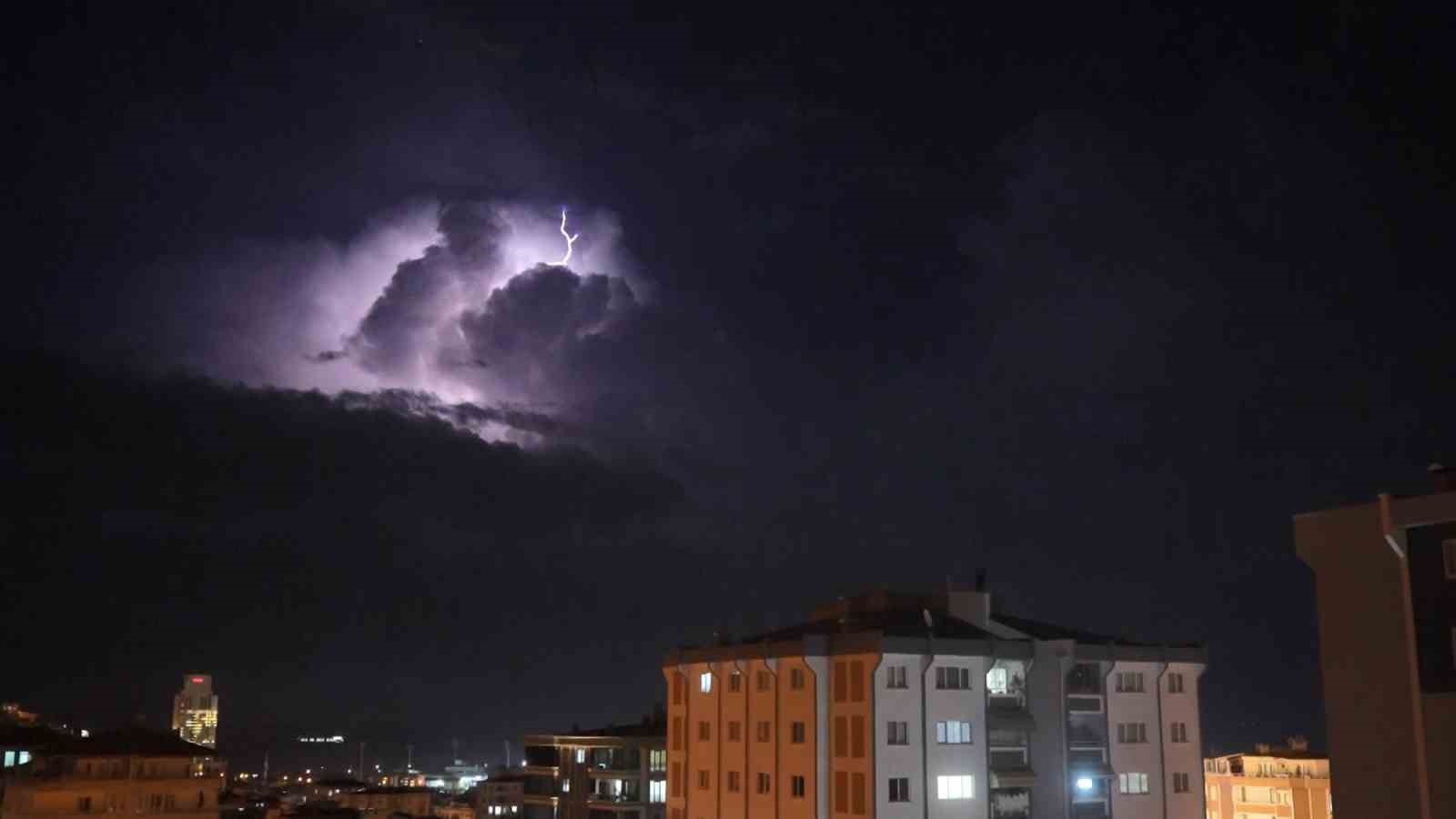 Samsun’da şimşekler gökyüzünü aydınlattı
