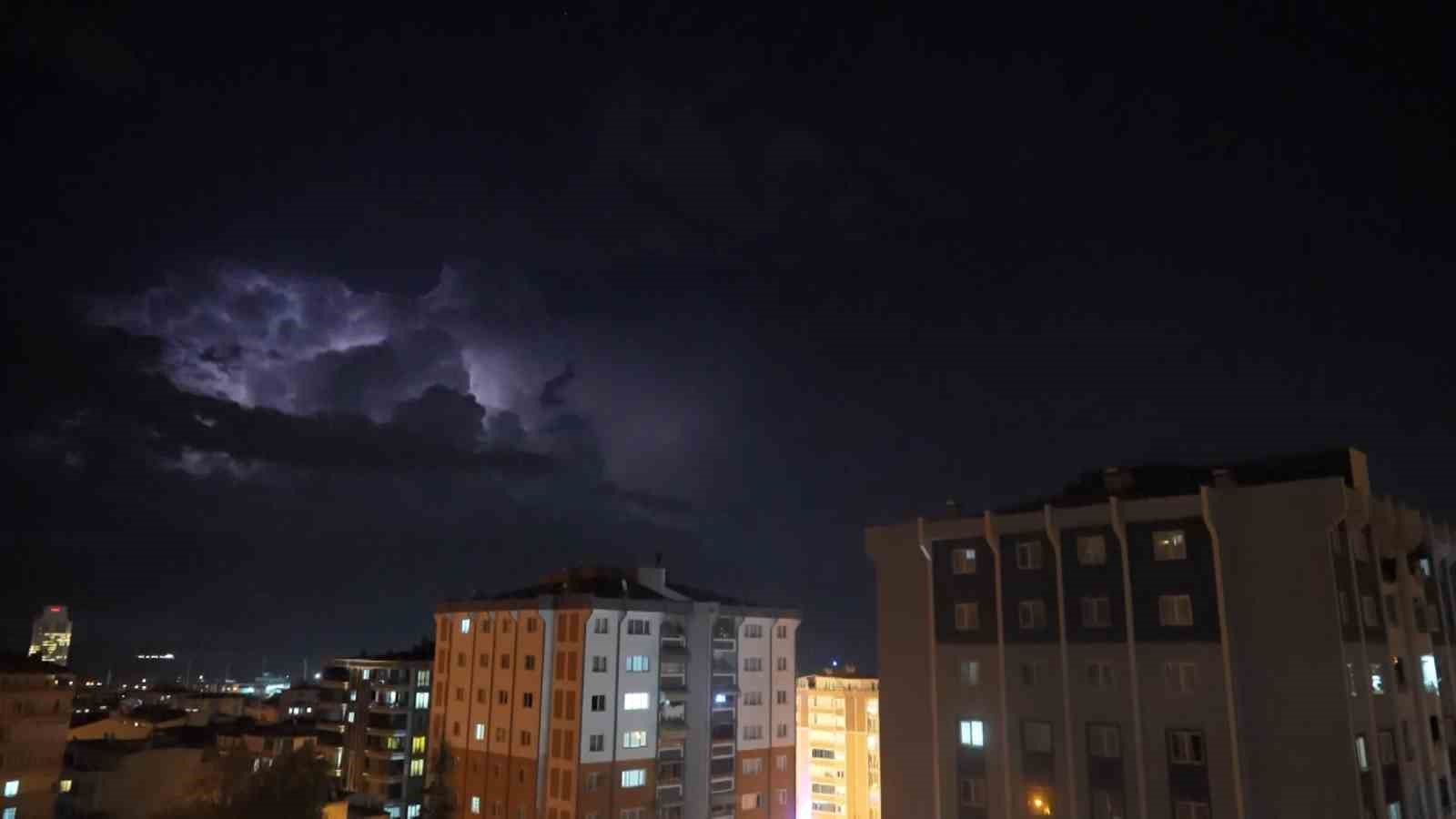 Samsun’da şimşekler gökyüzünü aydınlattı
