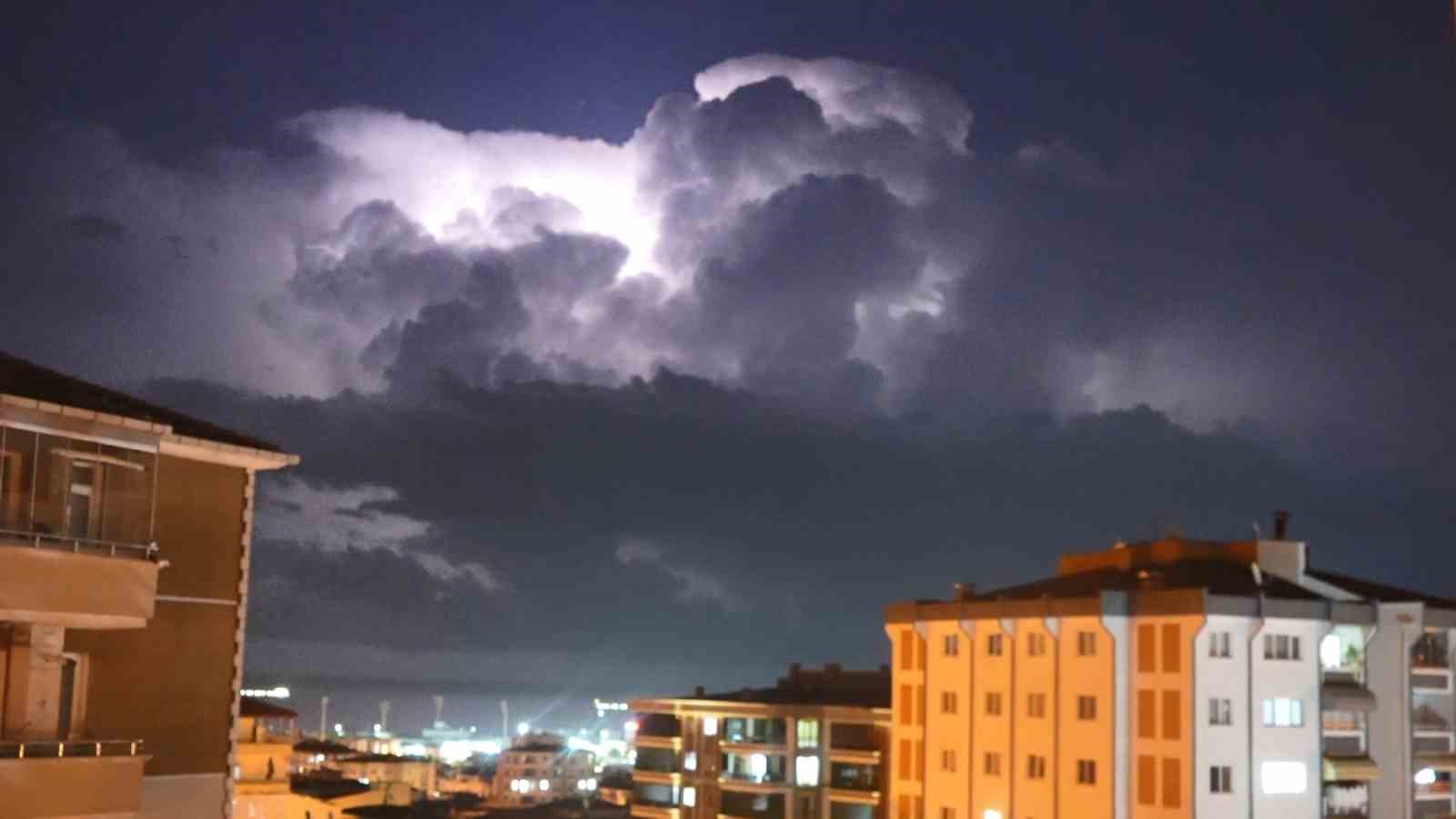 Samsun’da şimşekler gökyüzünü aydınlattı
