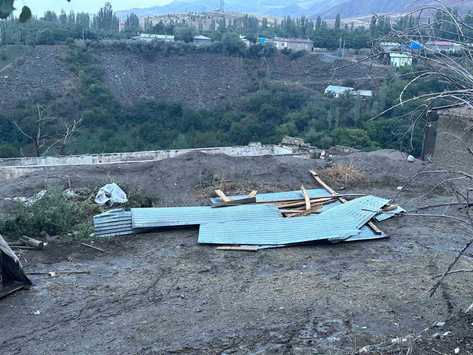 Kağızman’da şiddetli rüzgar çatıları uçurdu
