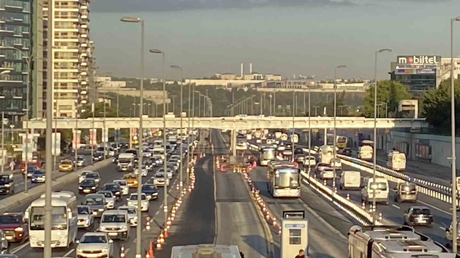 İstanbul’da okulun ilk günü trafik yoğunluğu yaşandı
