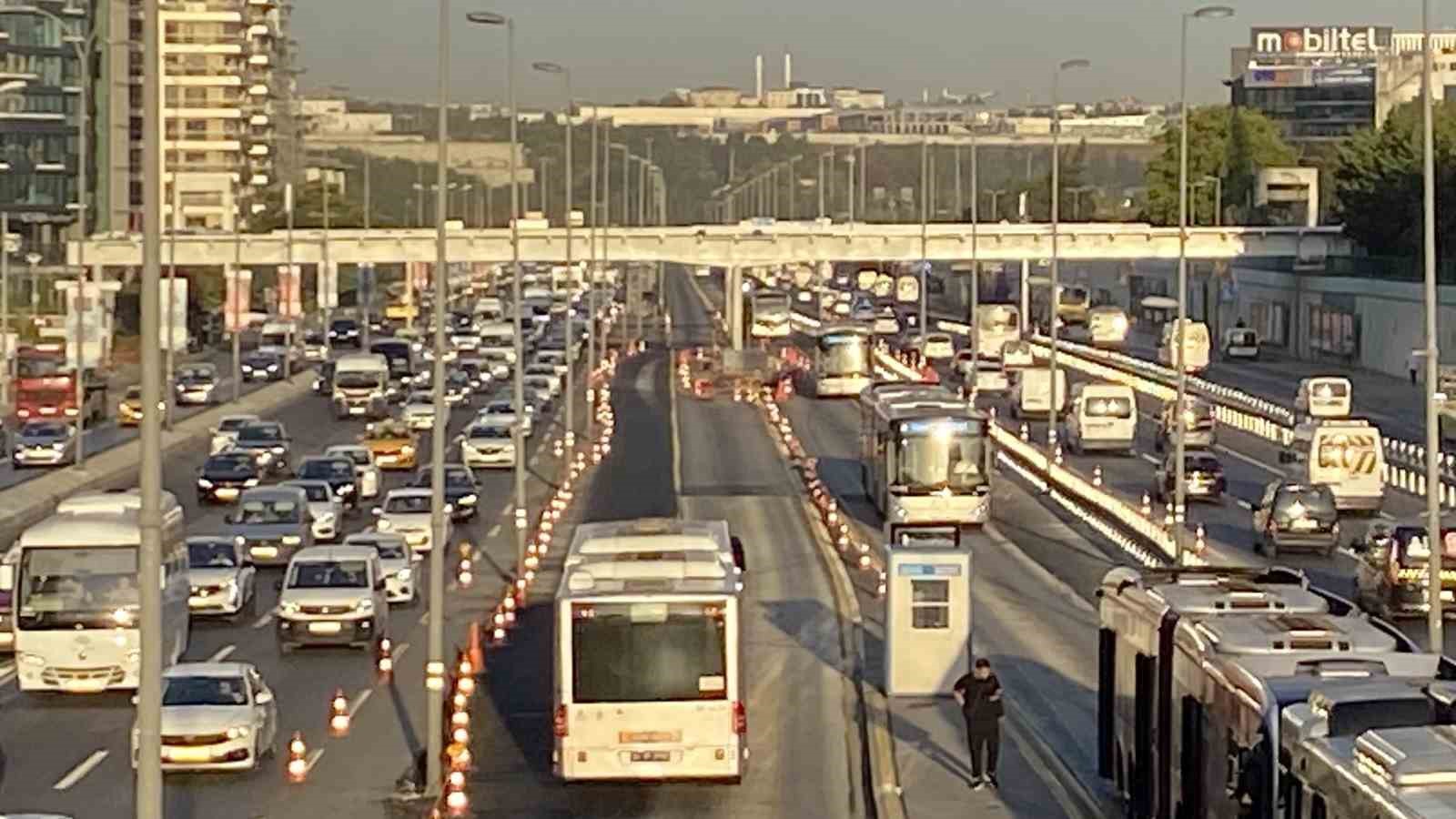 İstanbul’da okulun ilk günü trafik yoğunluğu yaşandı
