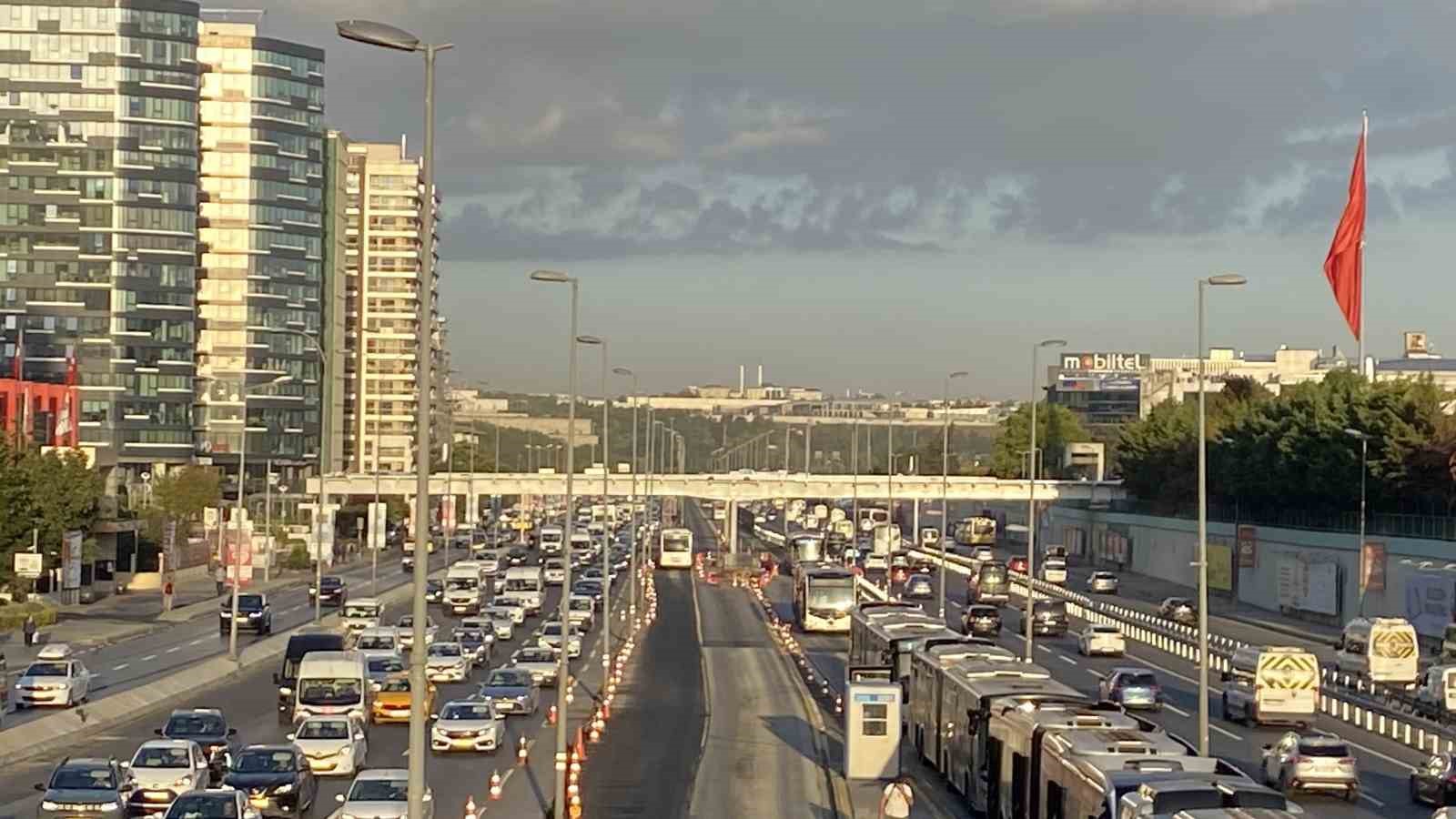 İstanbul’da okulun ilk günü trafik yoğunluğu yaşandı
