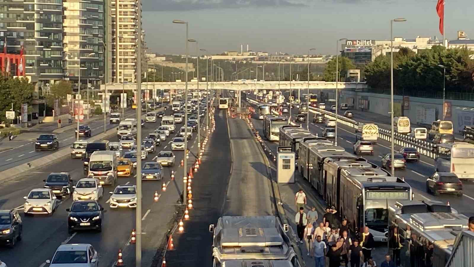 İstanbul’da okulun ilk günü trafik yoğunluğu yaşandı
