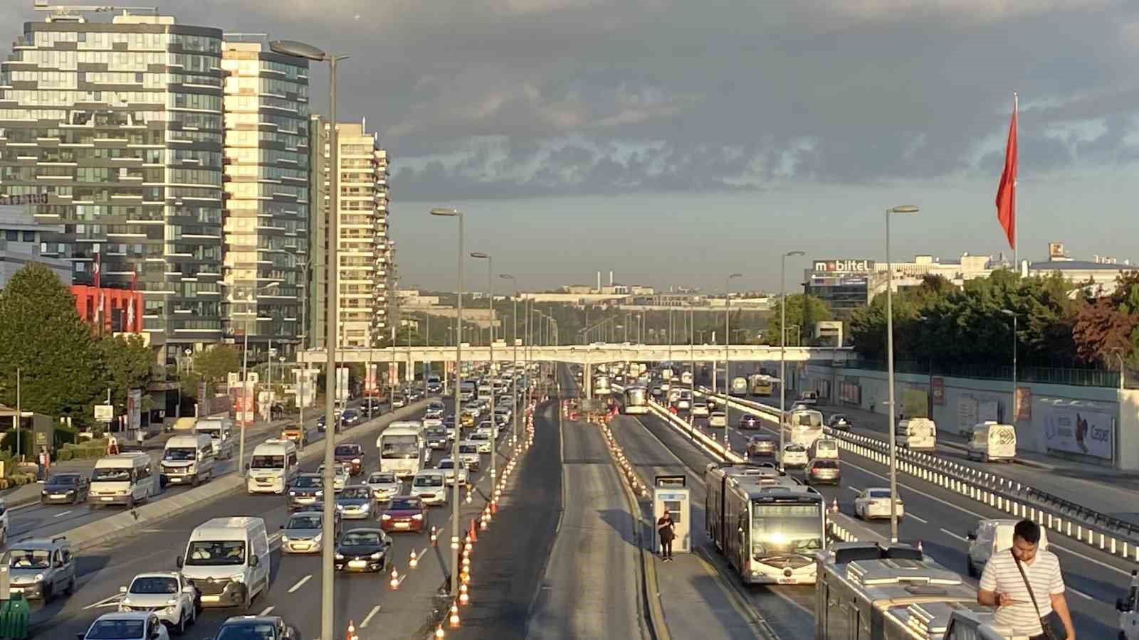 Okulların açılmasıyla İstanbul’da sabah trafiği oluştu
