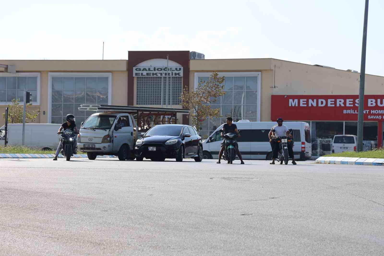 2 motosiklet sürücüsünün çarpışmayla savruldukları anlar kamerada
