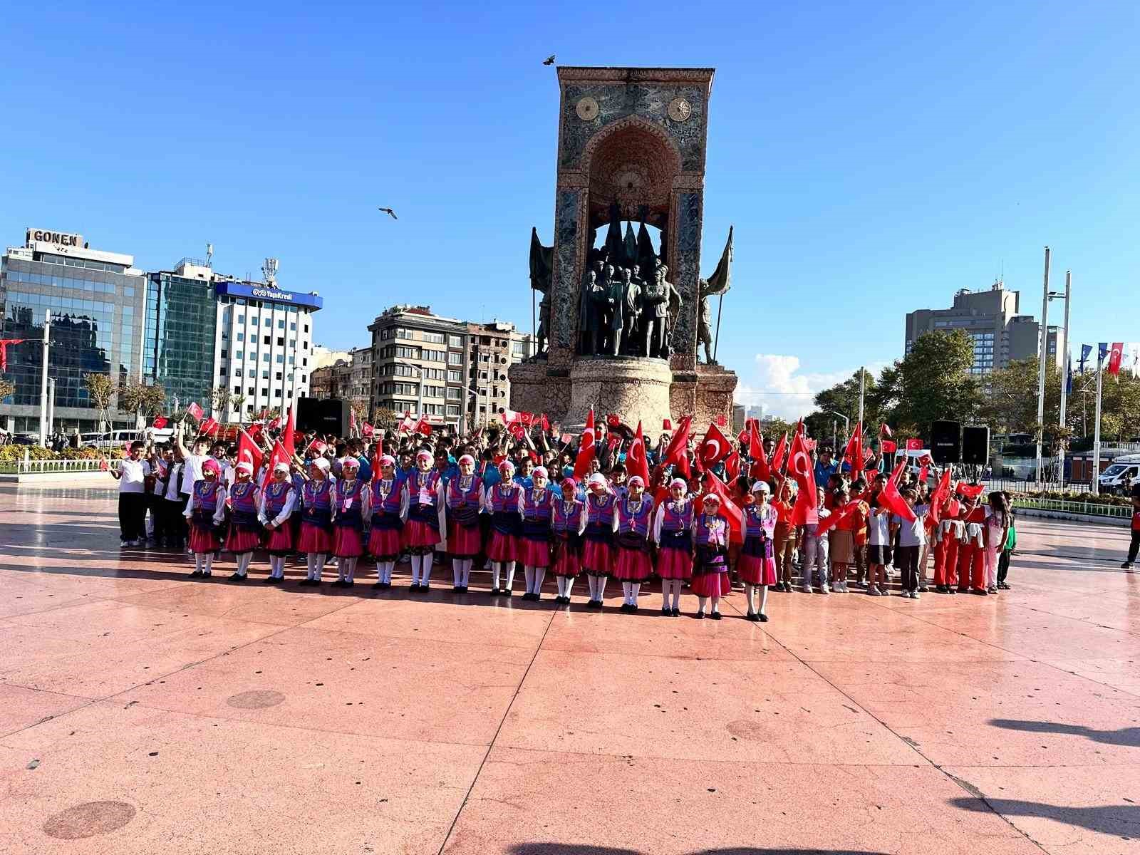 Taksim’de yeni eğitim öğretim yılı nedeniyle tören düzenledi
