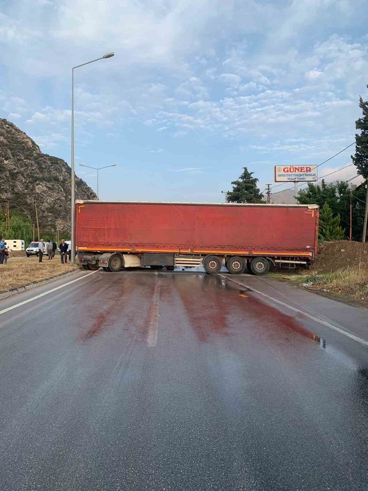 Amasya’da 2 tır ve panelvan minibüs zincirleme kazaya karıştı: 4 yaralı
