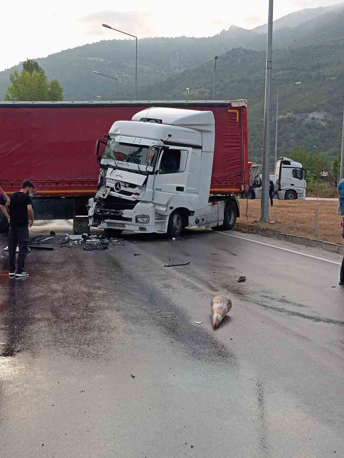 Amasya’da 2 tır ve panelvan minibüs zincirleme kazaya karıştı: 4 yaralı
