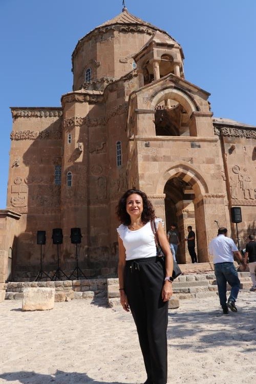 İsmini aldığı Akdamar Adası’nı ilk defa gören Ermeni asıllı Tamara gözyaşlarına hakim olamadı
