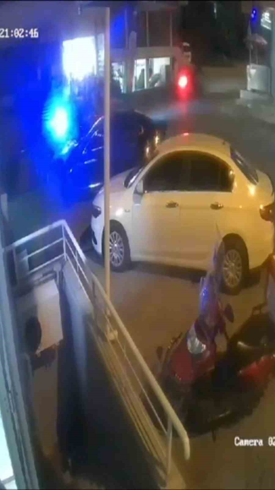 Pendik’te polis ekipleri ile kurye kafa kafaya çarpıştı: 3 yaralı
