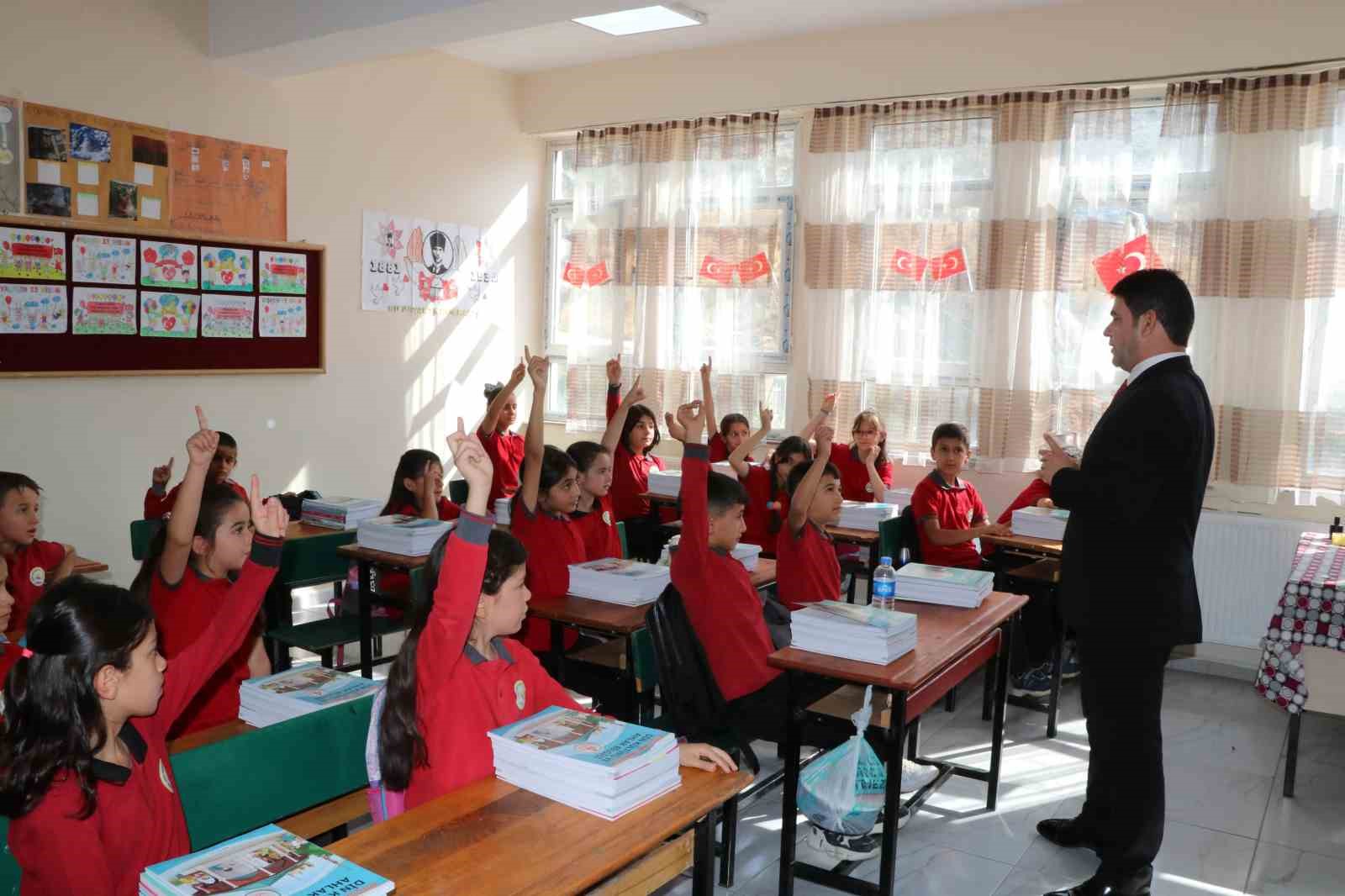 Hakkari’de 65 bin 827 öğrenci ders başı yaptı
