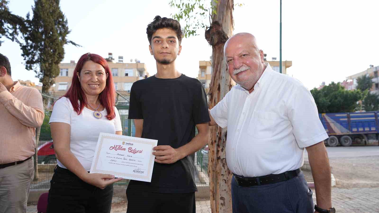 Tarsus Belediyesi kursiyerleri belgelerini aldı
