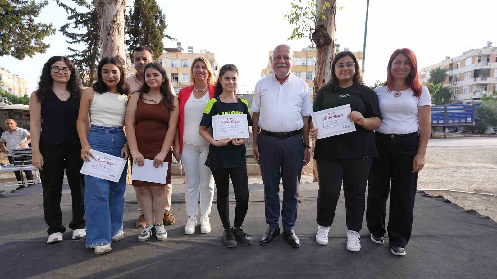 Tarsus Belediyesi kursiyerleri belgelerini aldı
