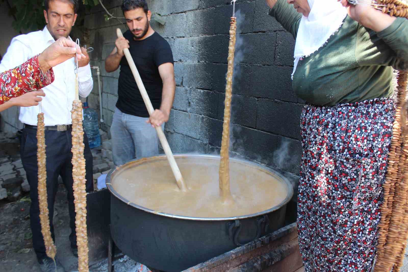 Siirt’te harire ve sucuklu ceviz yapımına başlandı
