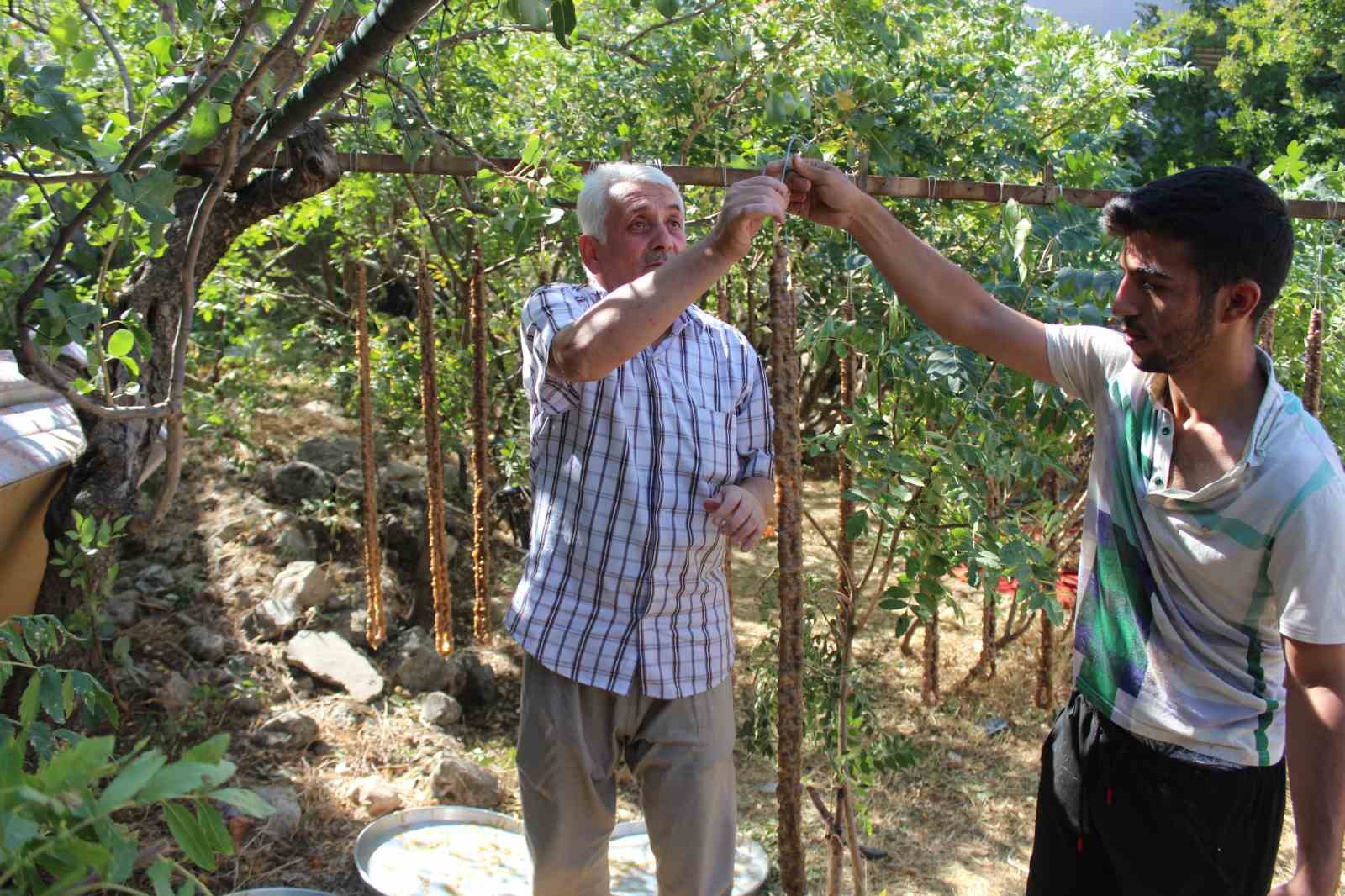 Siirt’te harire ve sucuklu ceviz yapımına başlandı
