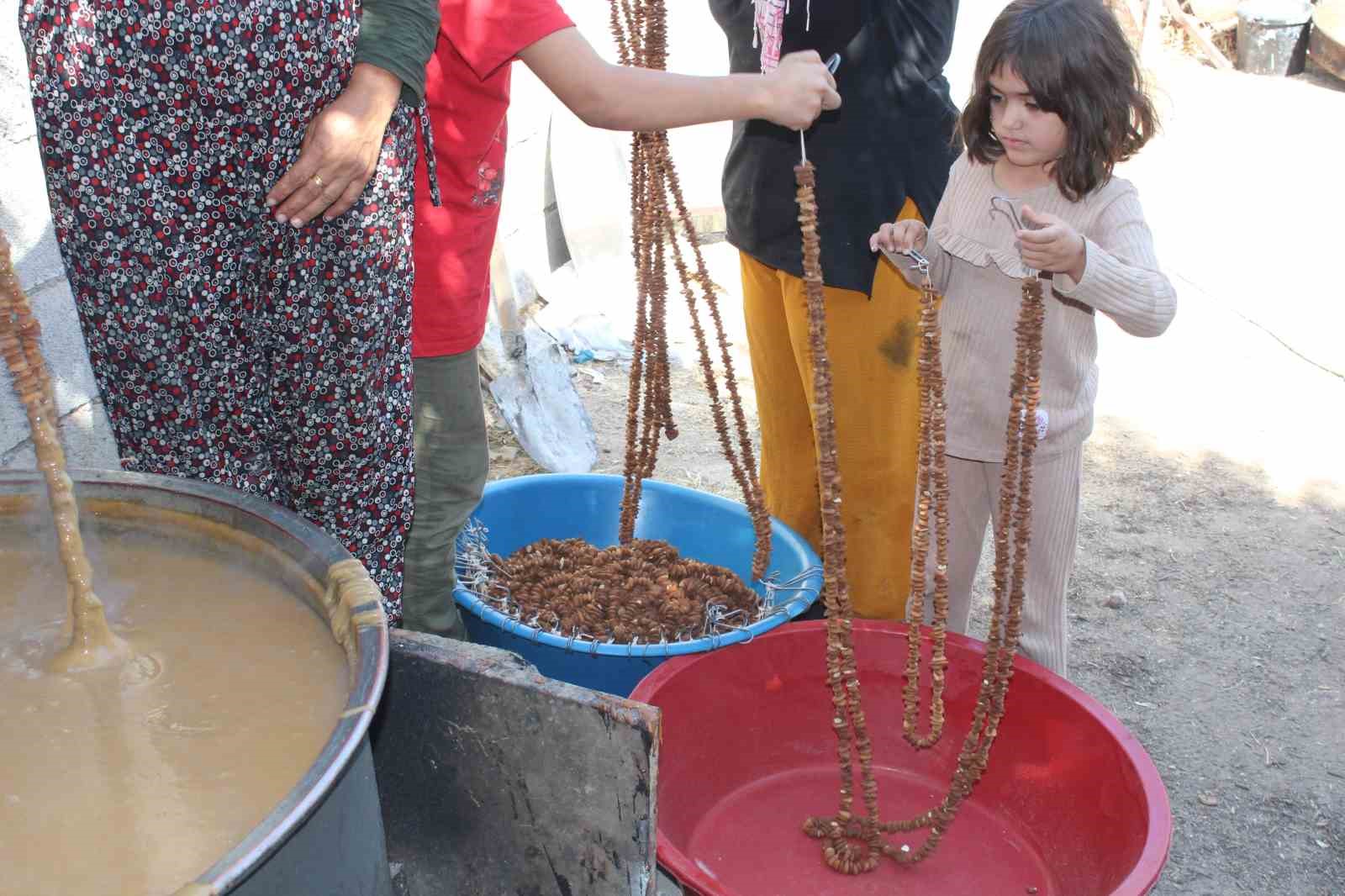 Siirt’te harire ve sucuklu ceviz yapımına başlandı
