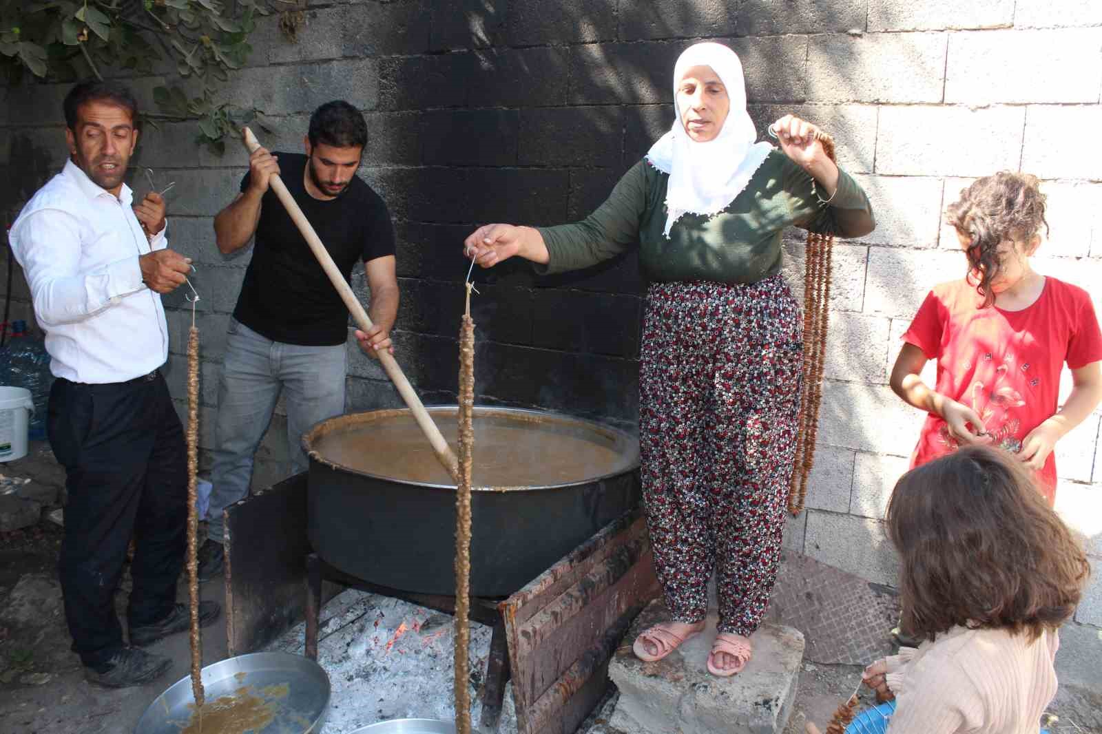 Siirt’te harire ve sucuklu ceviz yapımına başlandı
