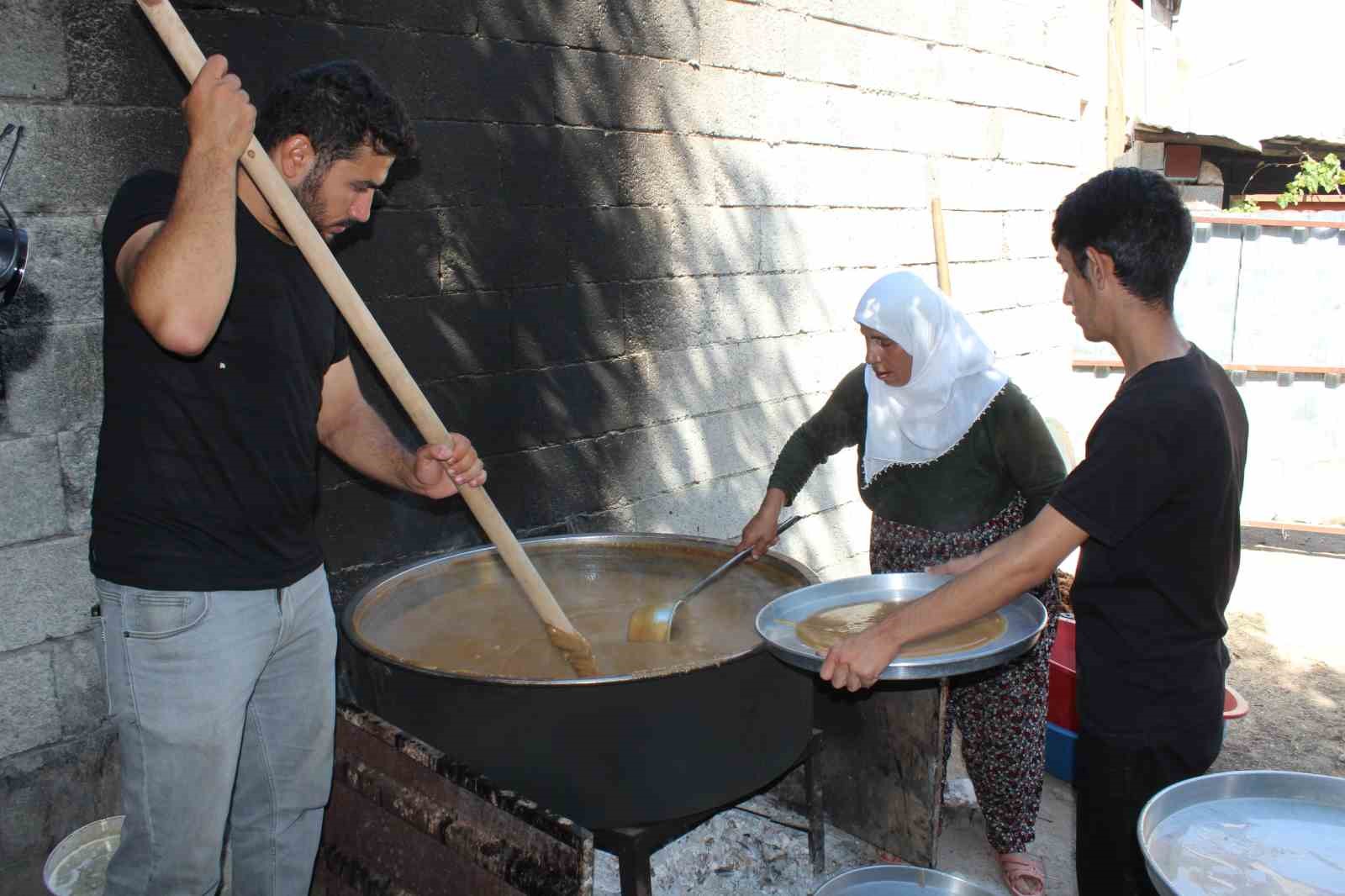 Siirt’te harire ve sucuklu ceviz yapımına başlandı
