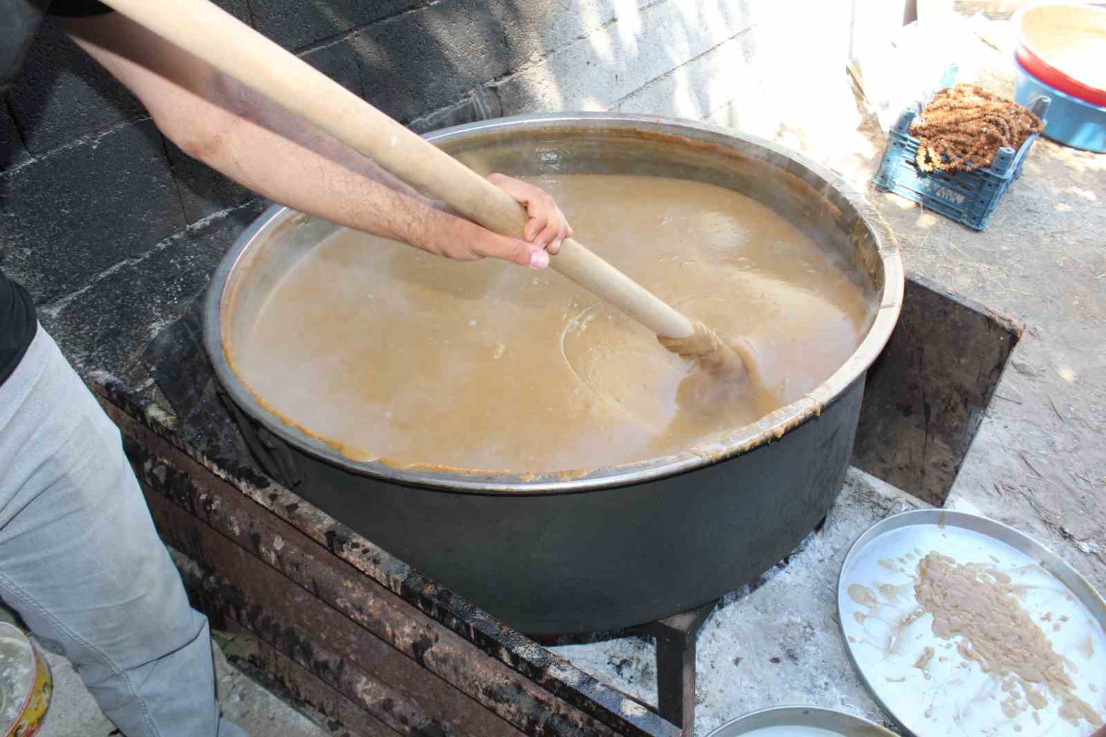 Siirt’te harire ve sucuklu ceviz yapımına başlandı
