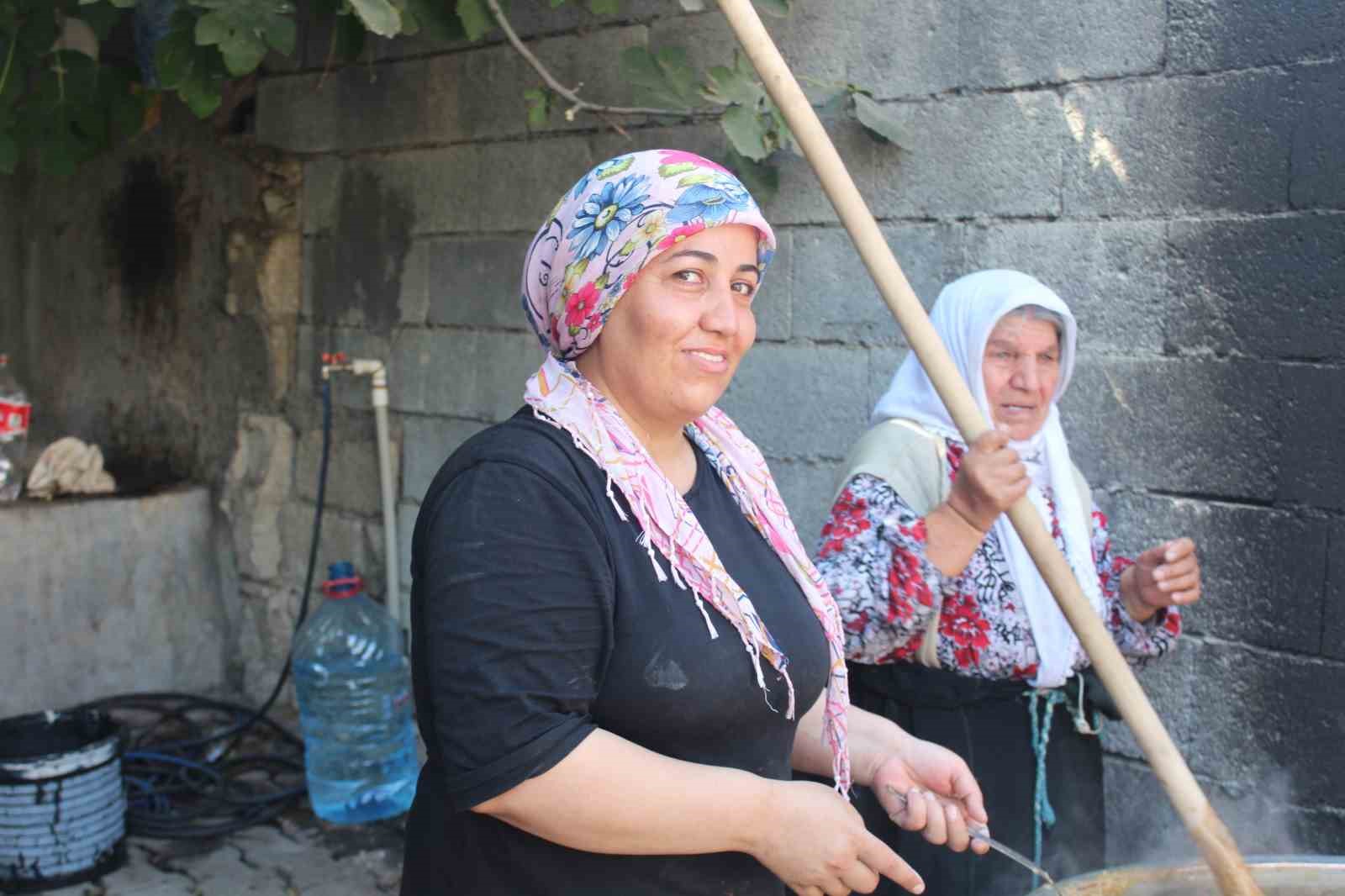 Siirt’te harire ve sucuklu ceviz yapımına başlandı
