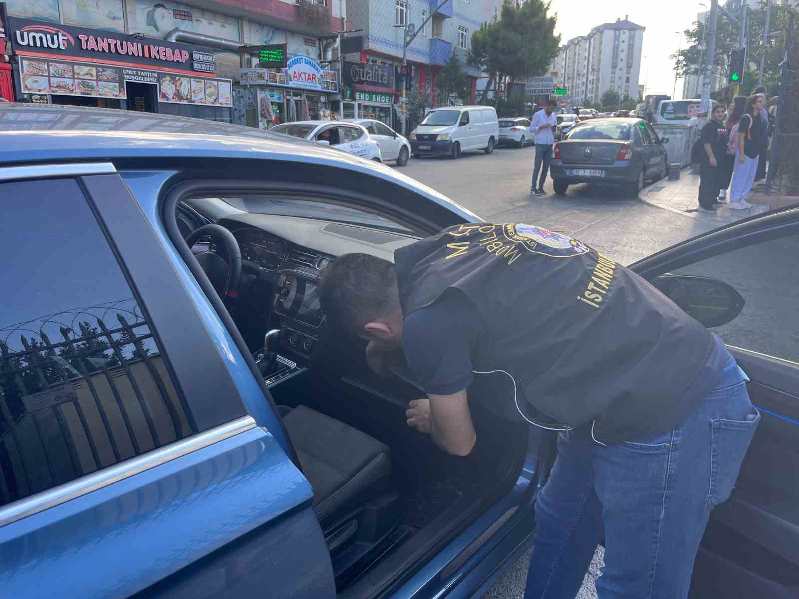 Yeni eğitim öğretim döneminde okul önlerinde polis denetimi yapıldı
