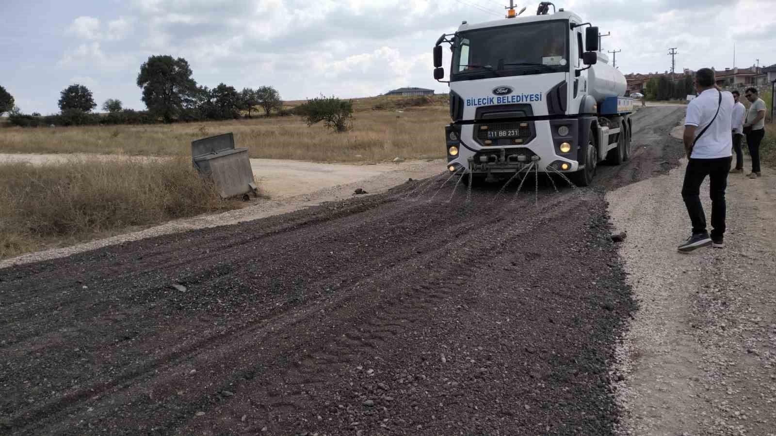 Asfaltlama ve yol bakım çalışmaları devam ediyor
