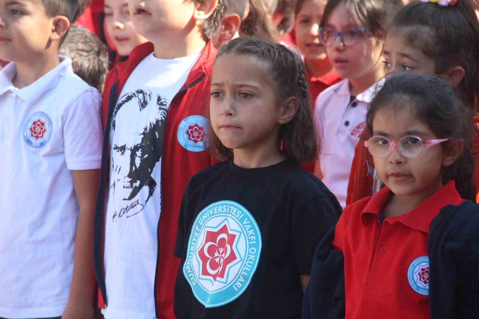 Sivas’ta öğrenciler güle oynaya dersbaşı yaptı
