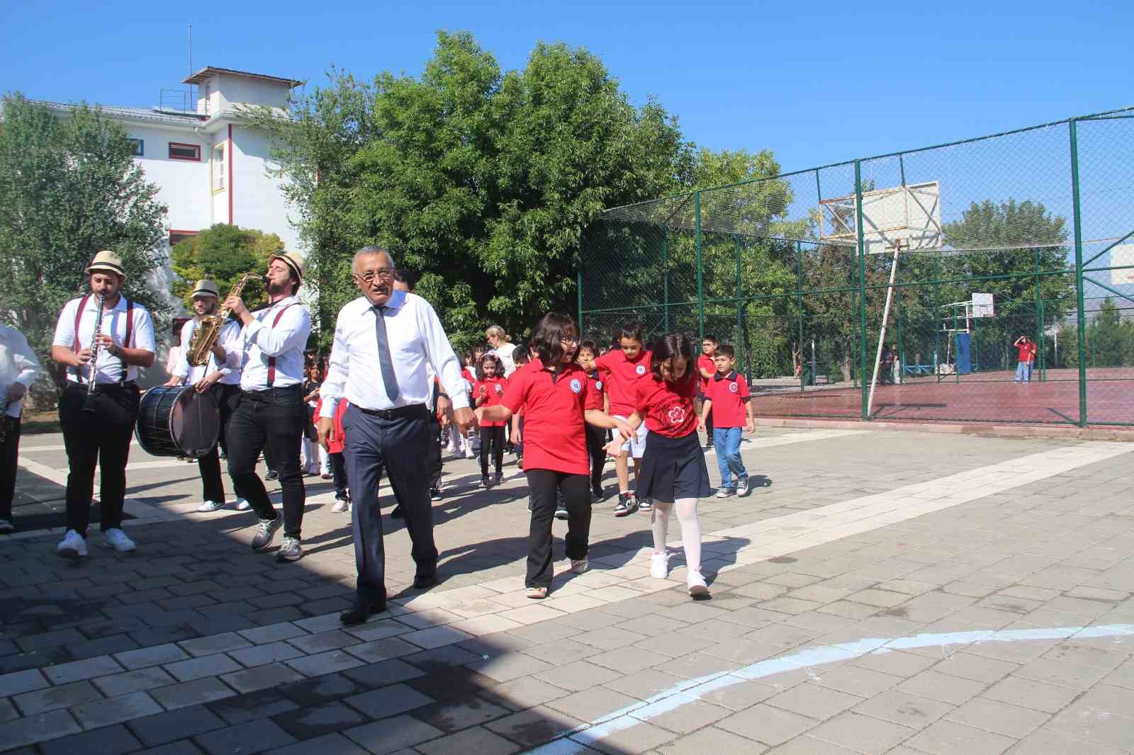 Sivas’ta öğrenciler güle oynaya dersbaşı yaptı
