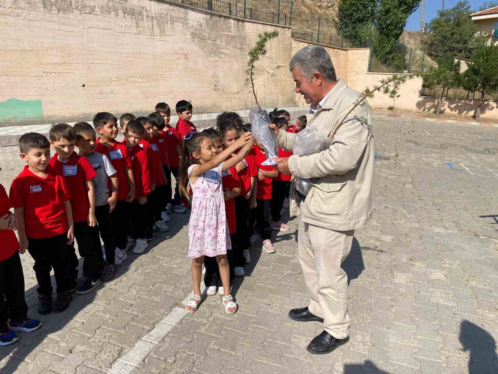 Minimini birler ağaç fidanlarıyla karşılandı
