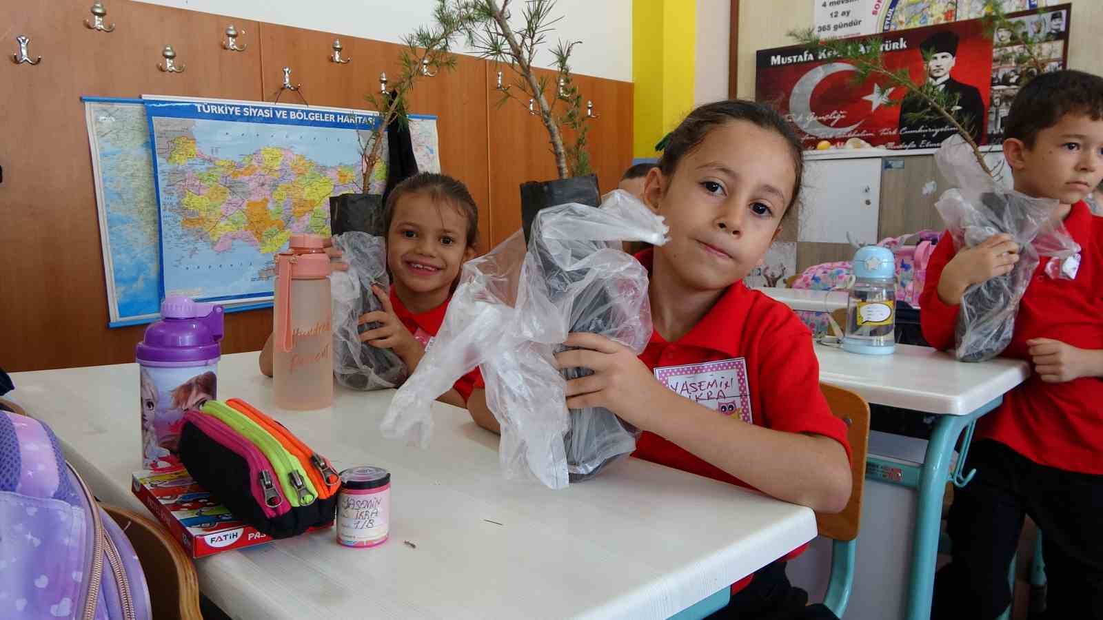 Minimini birler ağaç fidanlarıyla karşılandı
