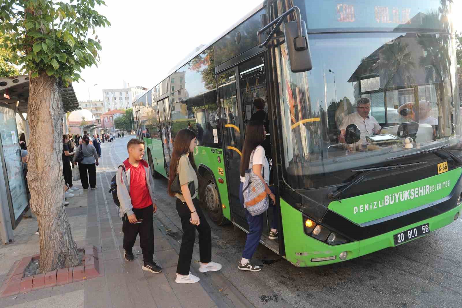 Denizli Büyükşehir okuların açılmasıyla otobüs seferlerini artırdı
