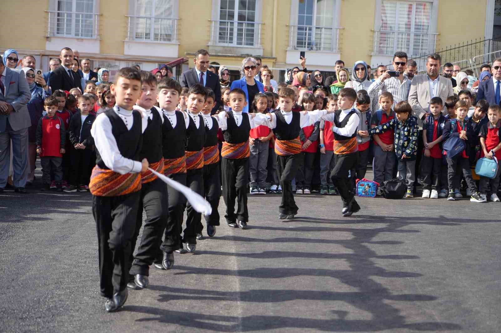 13 bin 500 öğrencinin ders başı yaptığı Bayburt’ta yeni eğitim öğretim yılı renkli görüntülerle başladı
