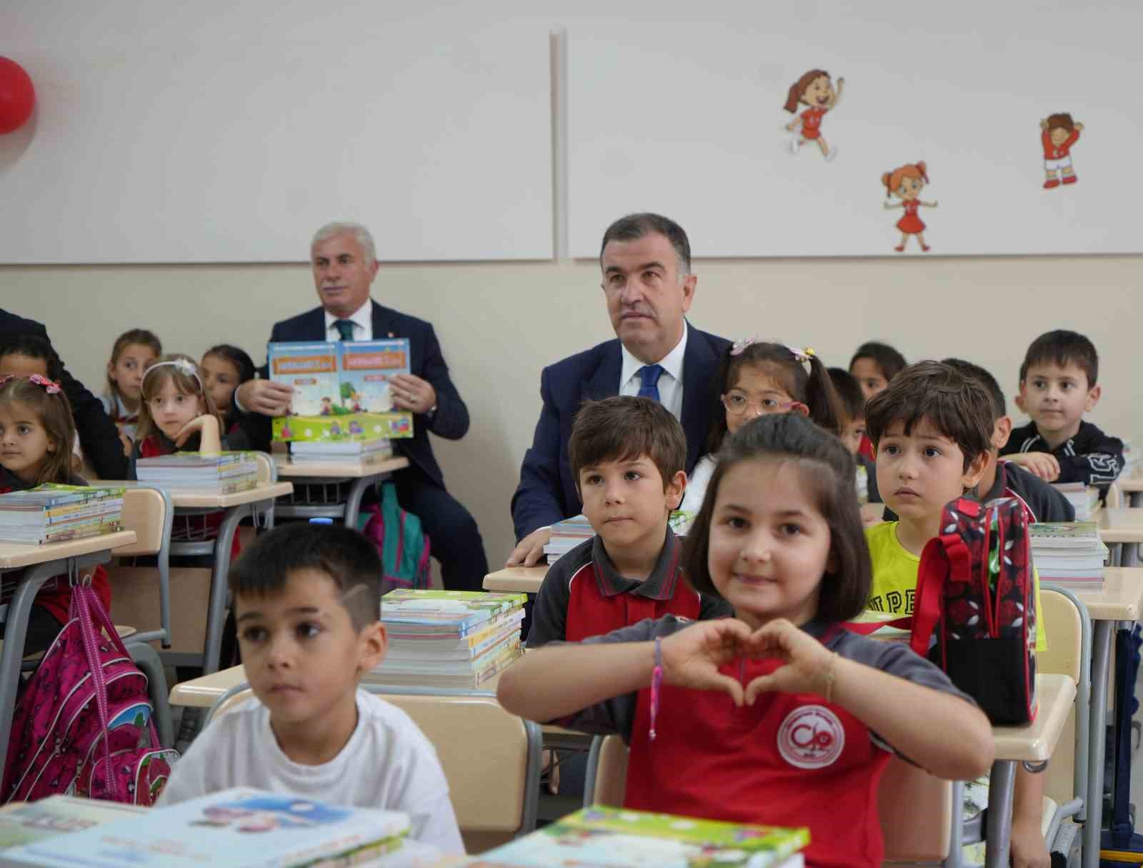 13 bin 500 öğrencinin ders başı yaptığı Bayburt’ta yeni eğitim öğretim yılı renkli görüntülerle başladı
