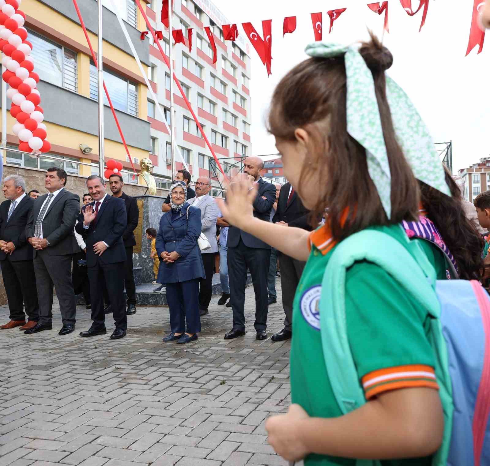 Sultanbeyli Belediyesi öğrencilere kırtasiye seti dağıttı
