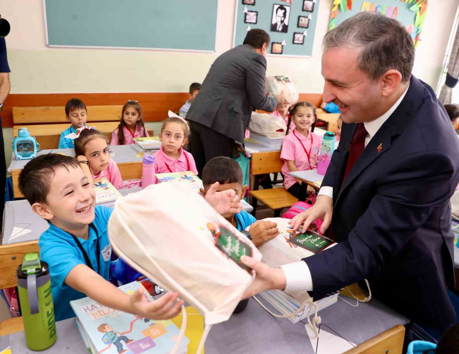 Sultanbeyli Belediyesi öğrencilere kırtasiye seti dağıttı
