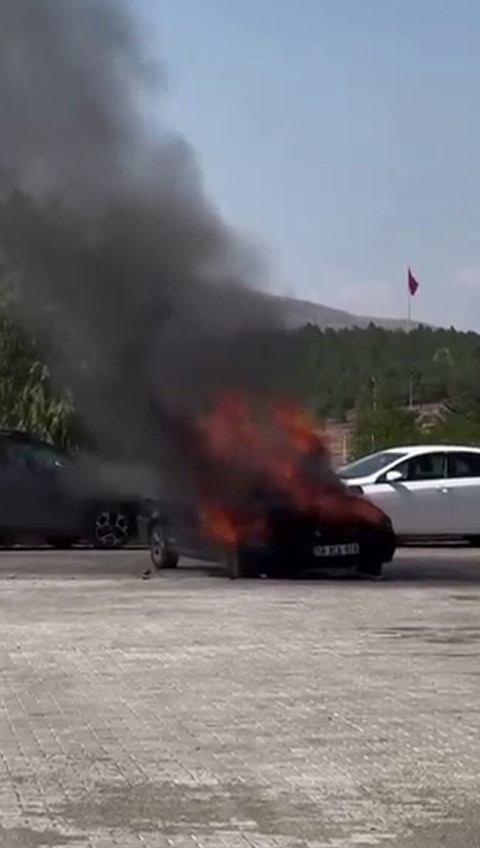 Otomobil alev topuna döndü, o anlar cep telefonu kamerasına yansıdı
