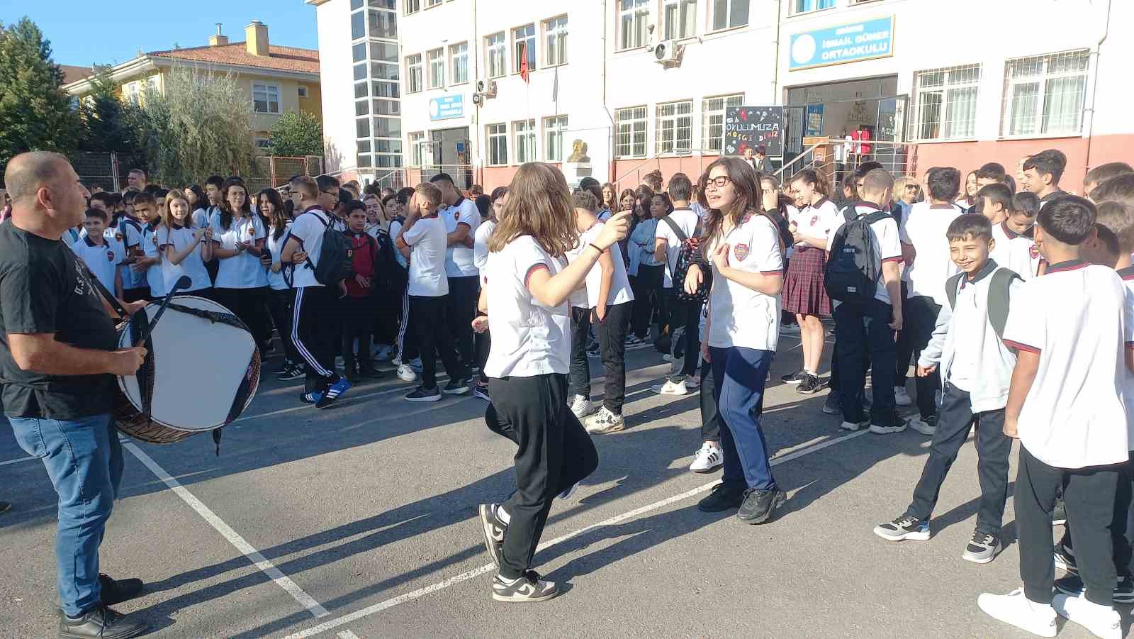 Edirne’de öğrenciler, davul-zurna eşliğinde okula başladı
