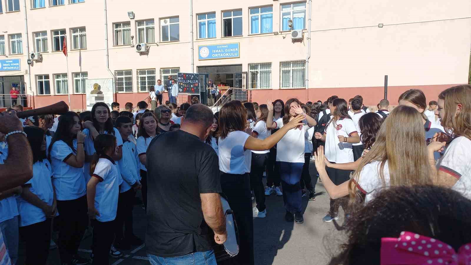 Edirne’de öğrenciler, davul-zurna eşliğinde okula başladı
