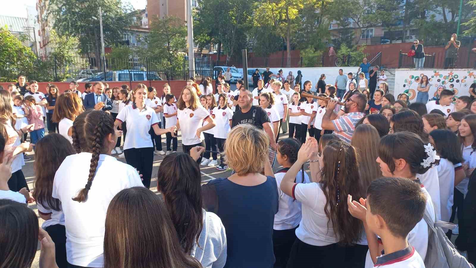 Edirne’de öğrenciler, davul-zurna eşliğinde okula başladı
